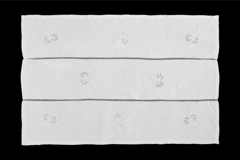 Vintage linen tablecloth from Portugal with floral embroidery and drawn thread details, handcrafted and preserved in excellent condition