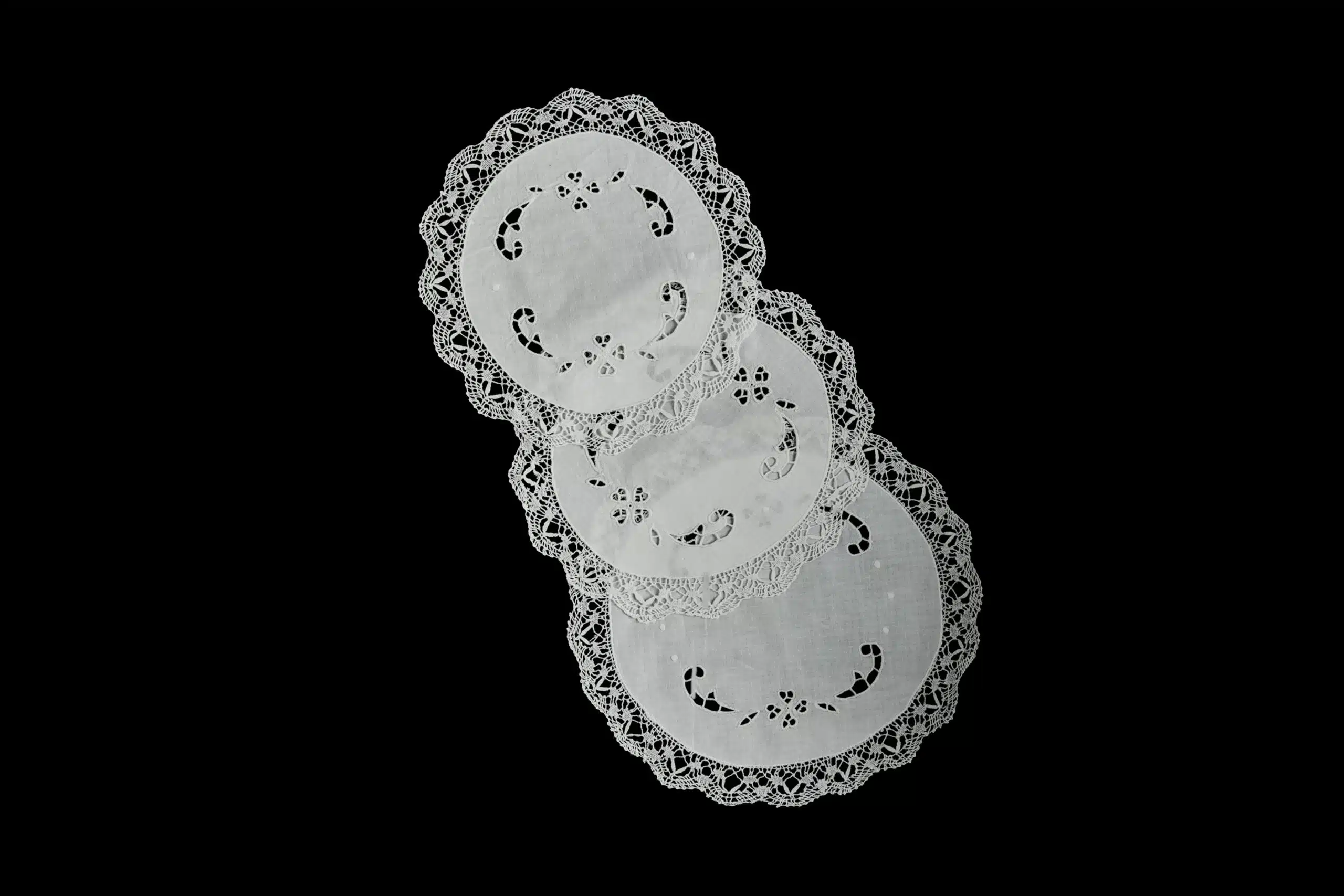 Vintage linen doilies with floral embroidery and lace, handmade in Portugal