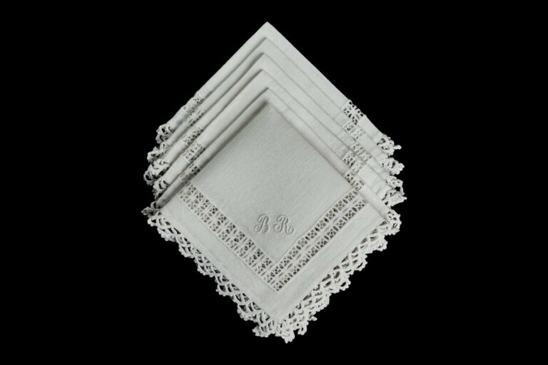 Vintage linen napkins from Portugal with lace trim and monogram, handcrafted and unused set of 6